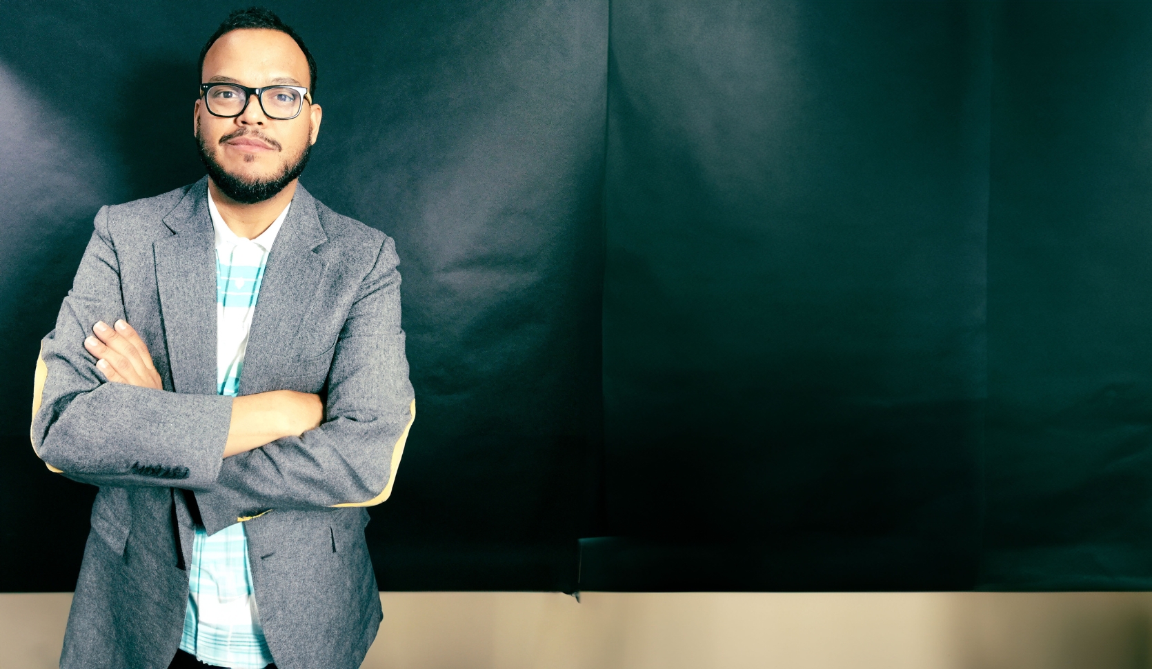 Fabian Delven standing in front of a dark studio backdrop